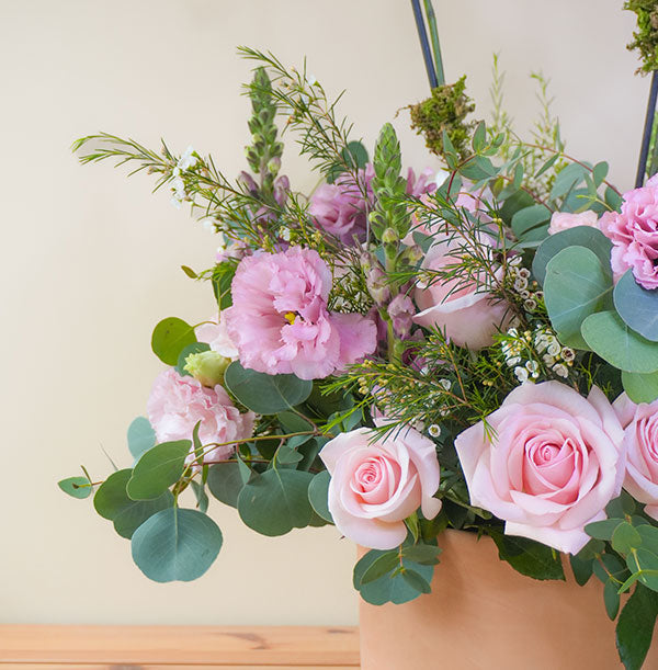 arreglo de flores con planta de orquídeas