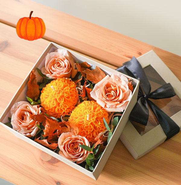 Dulce o truco - Arreglo de Flores y vela de cémpasuchil