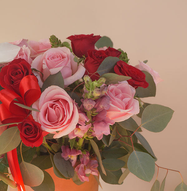arreglo de rosas rojas en florero