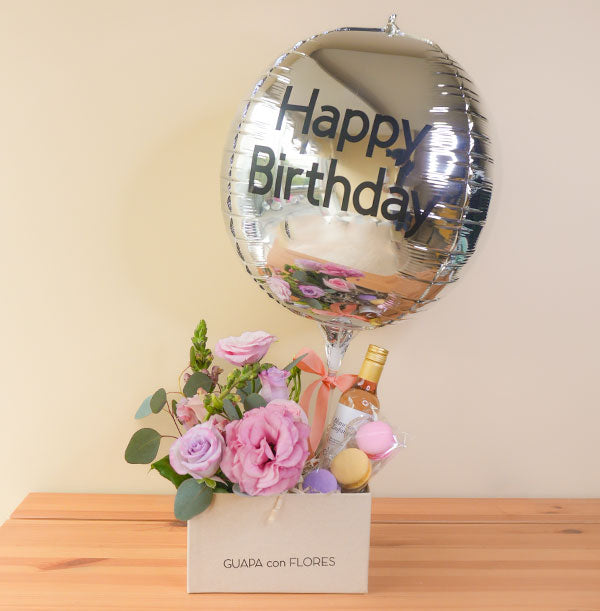 regalo para cumpleaños con flores globo y macarrones