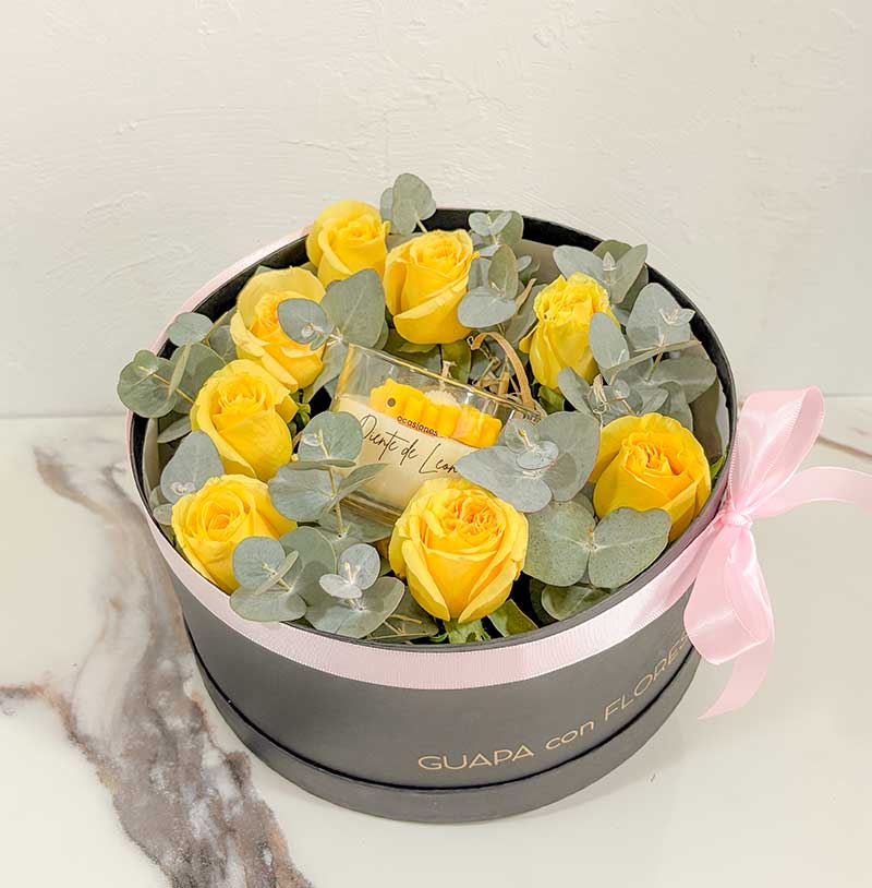 Rosas amarilla con vela de flor amarilla - floricienta