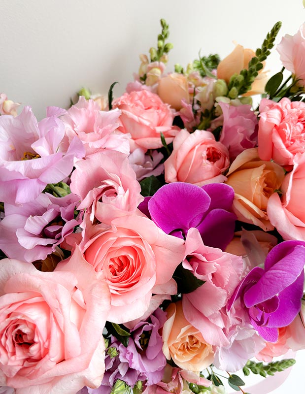 Jardín Glorioso - Arreglo de Flores Mix con rosas inglesas y orquídeas