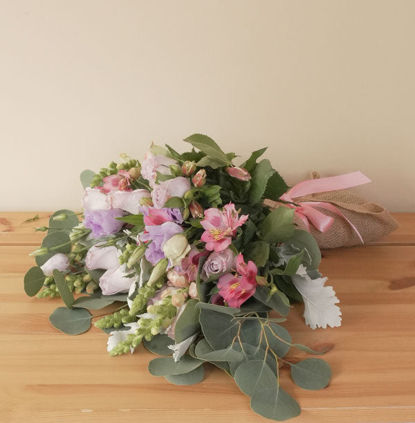 flores frescas en forma organica con rosas