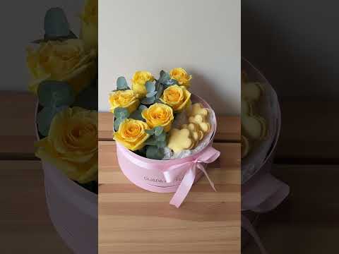 Caja de rosas amarillas con macarrones de mango - Floricienta