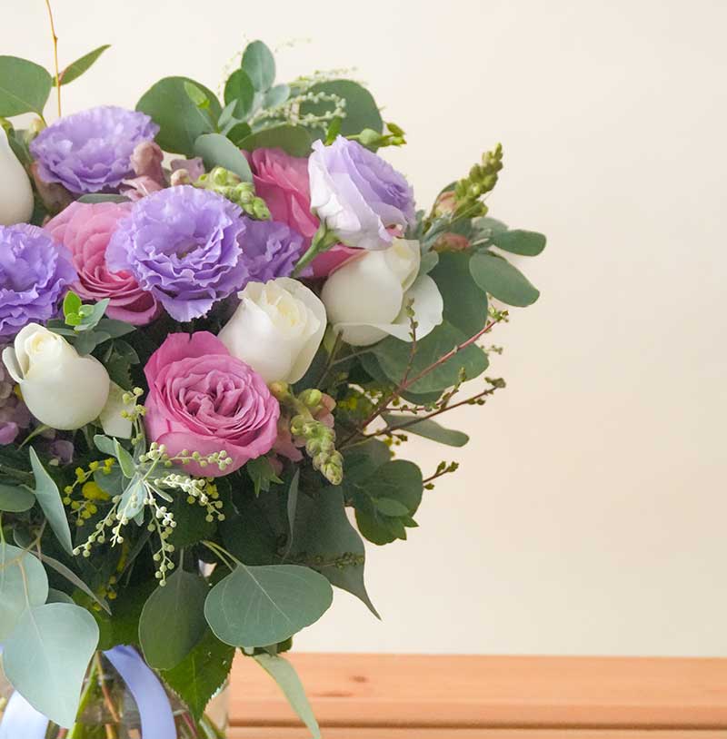 ramo de flores a domicilio en tonos morados y blancos