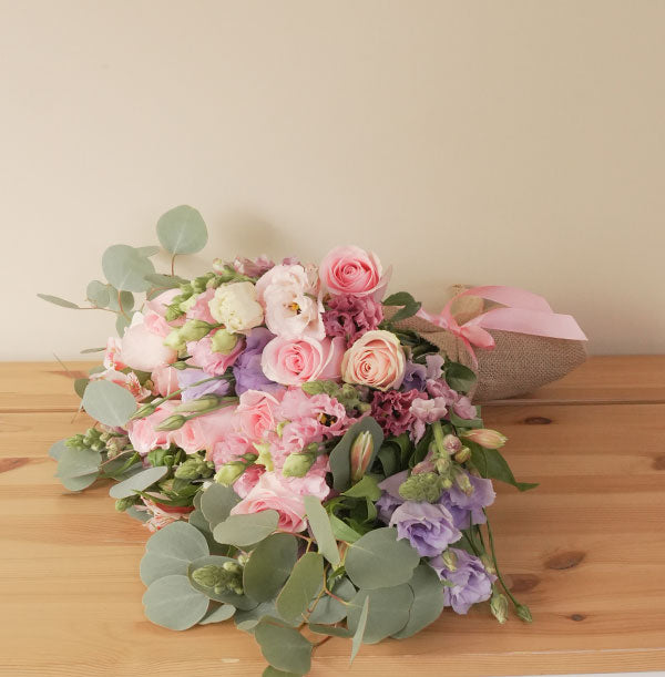 ramo organico de flroes frescas con rosas hermosas