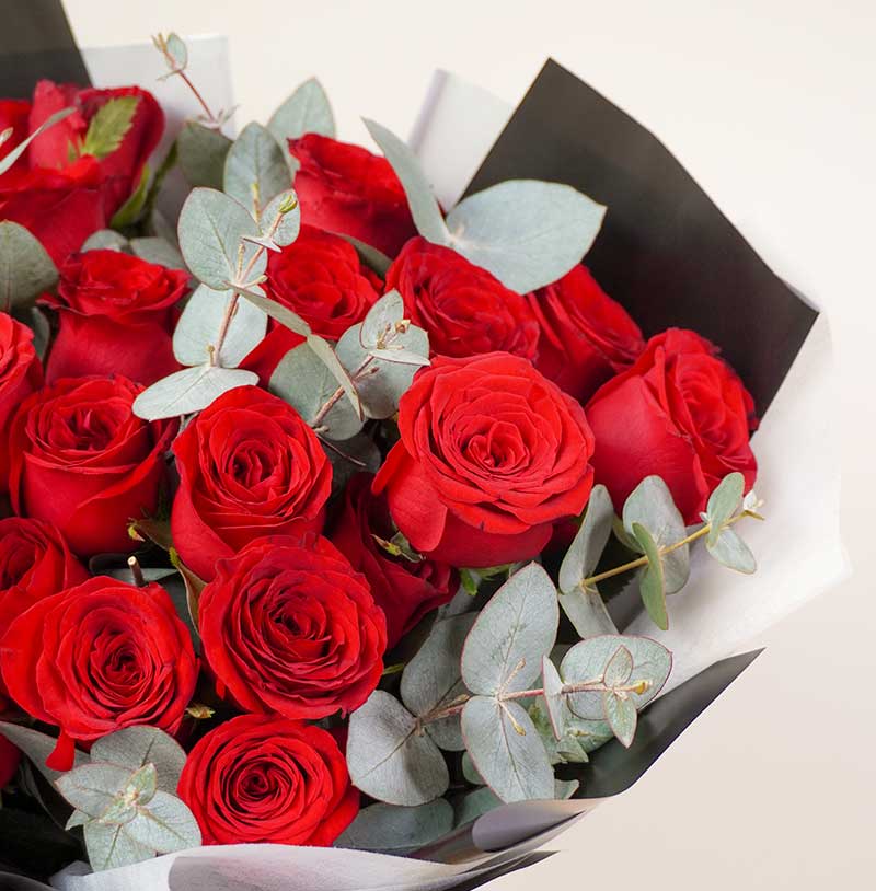 ramo de rosas rojas con follaje