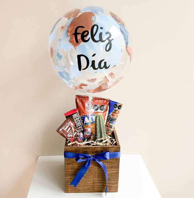 Regalo de dulces, globo y cactus