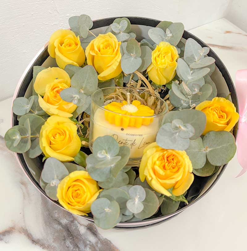 Rosas amarilla con vela de flor amarilla - floricienta
