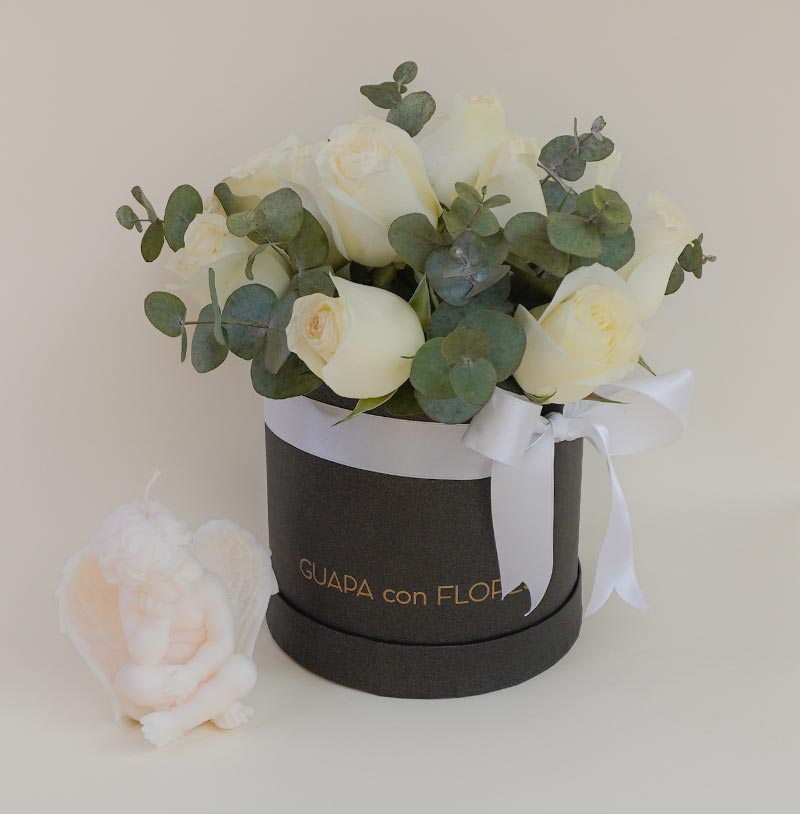 arreglo de rosas blancas para funeral con vela a domicilio
