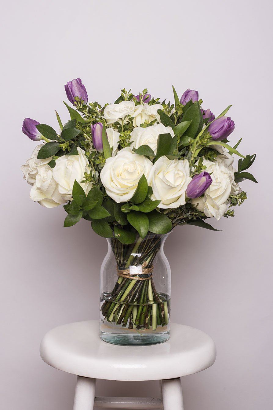 Mademoiselle Cherry  Ramo o Arreglo de Rosas Blancas y Tulipanes