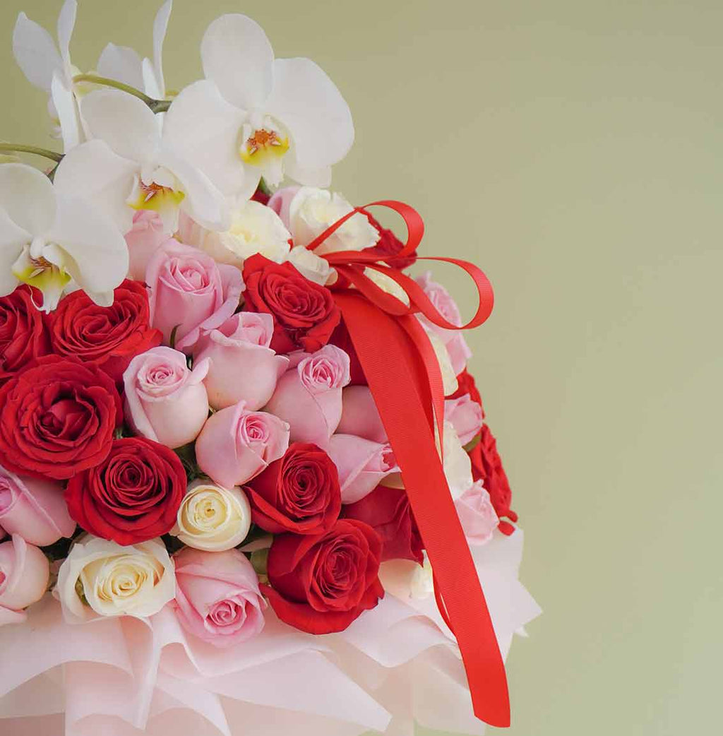 Elegante amor - Arreglo de flores 100 rosas en caja