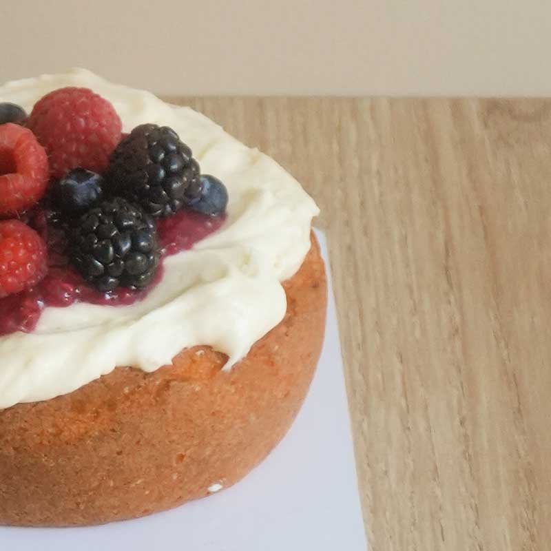 Mini Cake de bizcocho de queso con zarzamora- para 2 a 4 personas