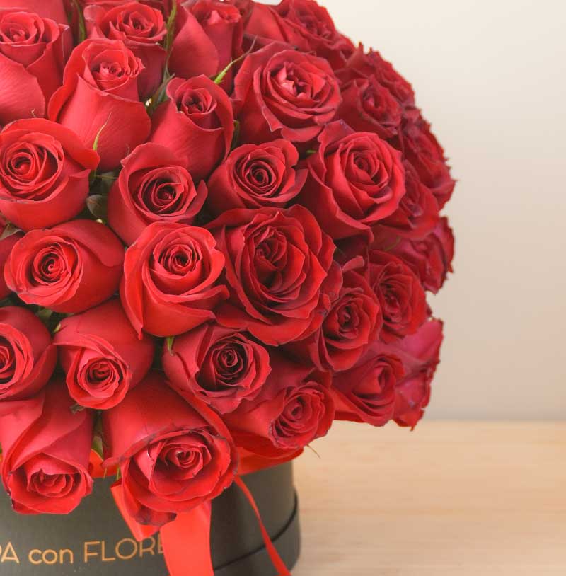 arreglo de 100 rosas roas en caja para entrega a domicilio