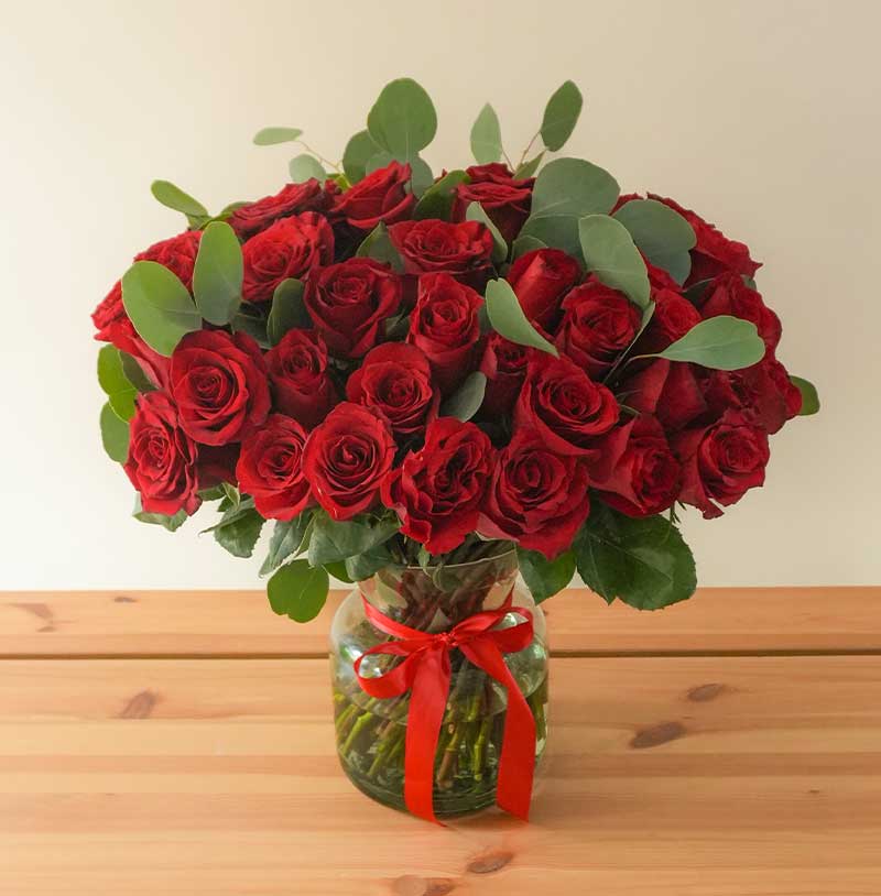 arreglo de 50 rosas rojas en florero romantico para enviaflores