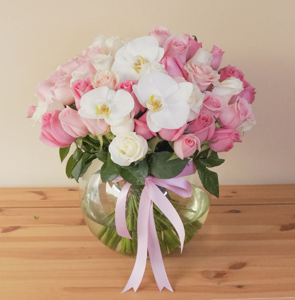 arreglo de rosas elegante de lujo con orquideas