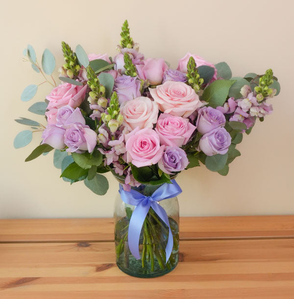 arreglo de flores con 24 rosas en 2 colores para enviar y regalar