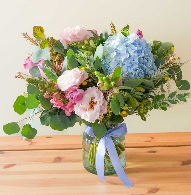 arreglo de flores con hortensias y rosas para enviar y regalar