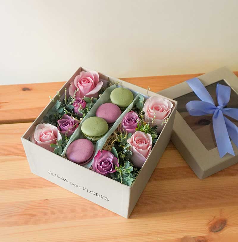 arreglo de flores con macarrones para enviar a domicilio