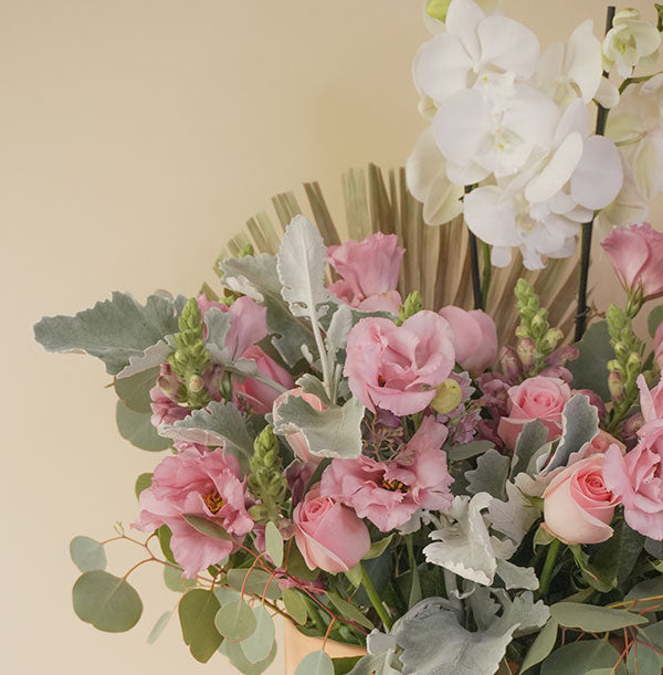 arreglo de flores con orquidea en planta en tono rosas