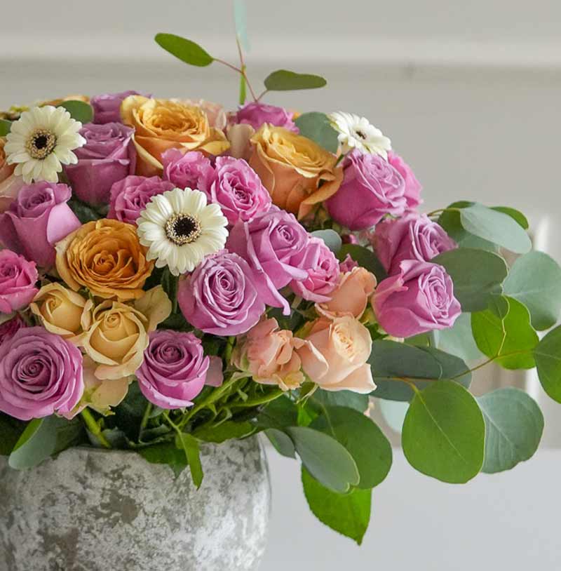 arreglo de flores con rosas capuchino en cdmx