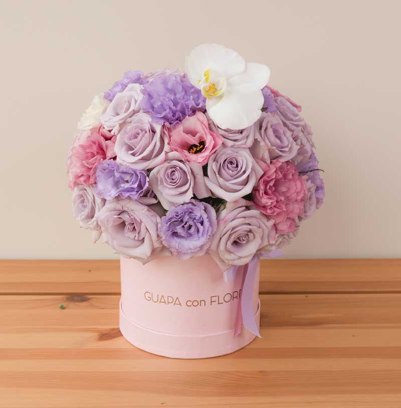 arreglo de flores con rosas lila y rosas