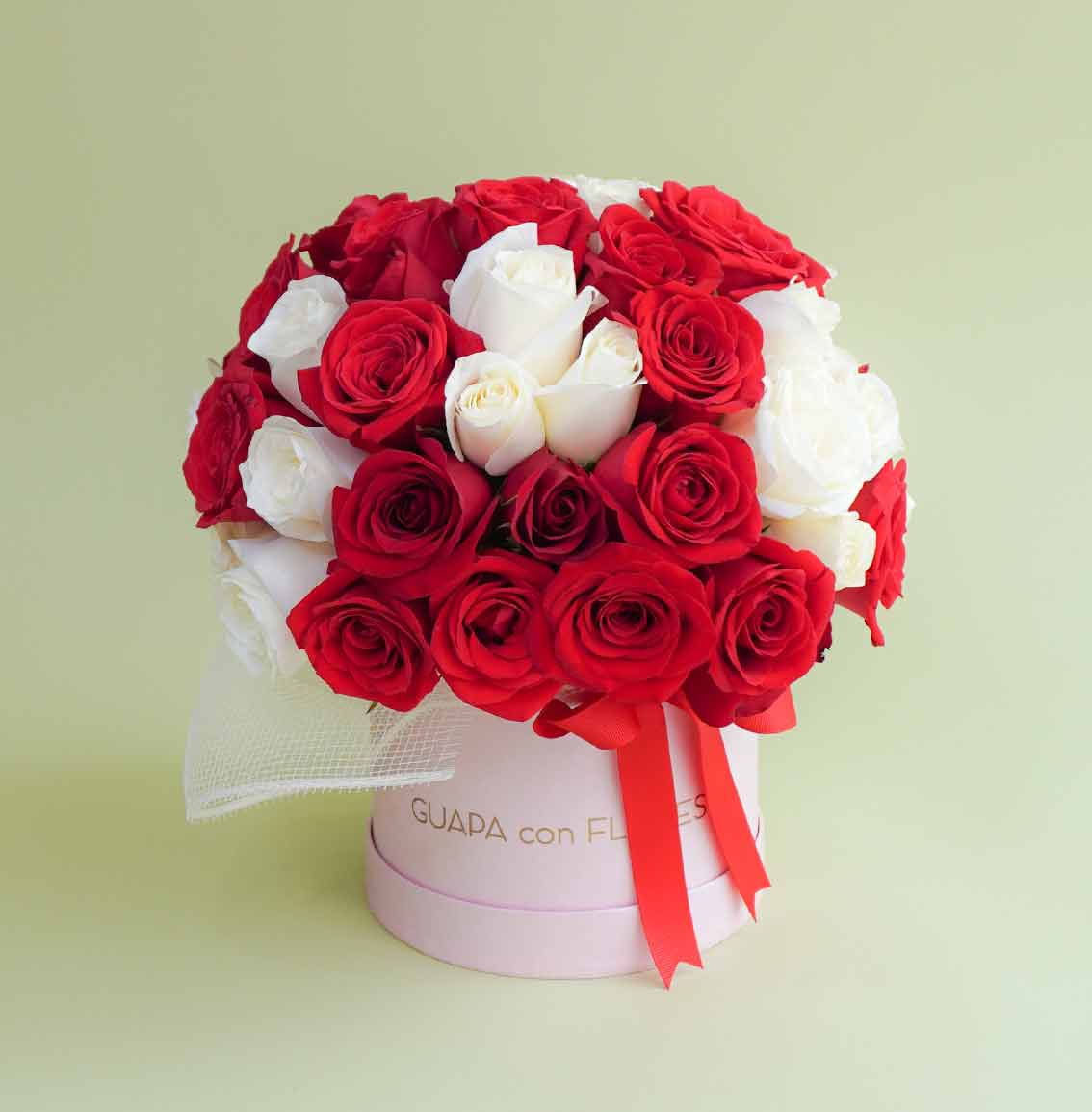 arreglo de 50 rosas rojas con blancas