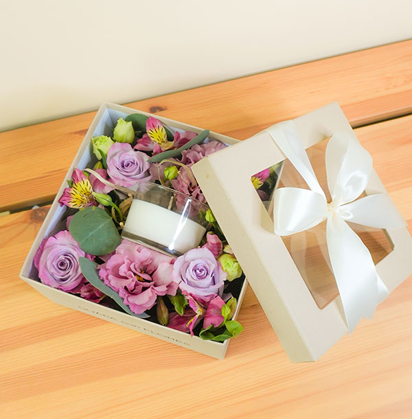 arreglo de flores con vela en caja