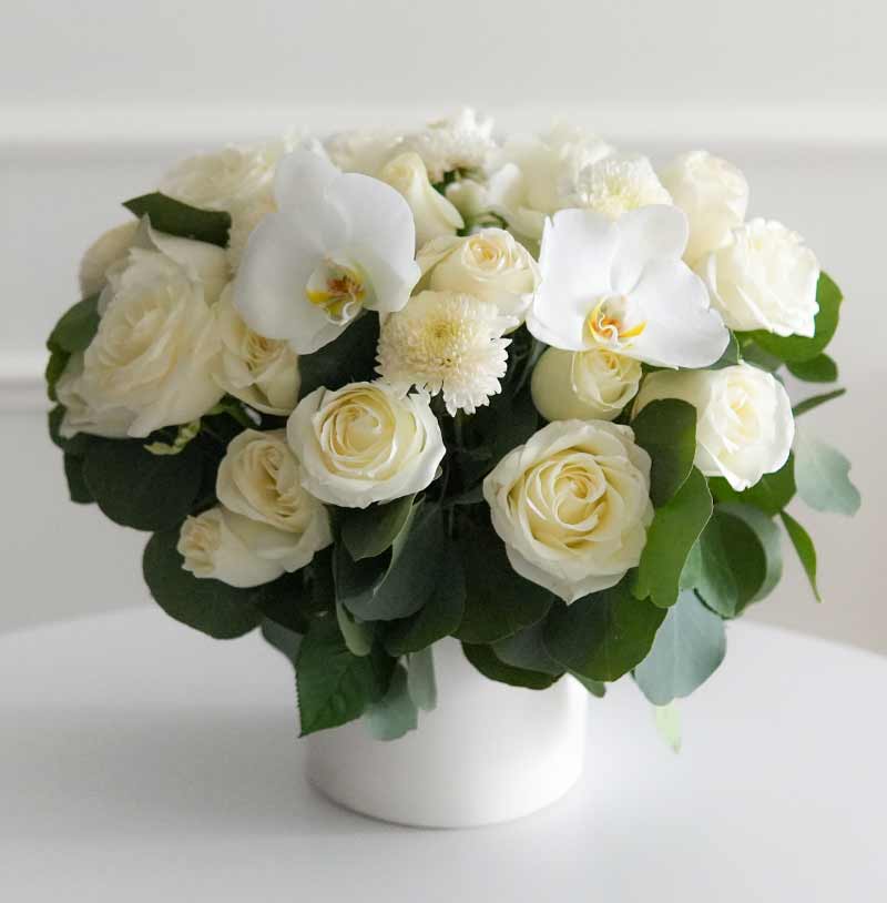 arreglo de flores de condolencias blancas para envío
