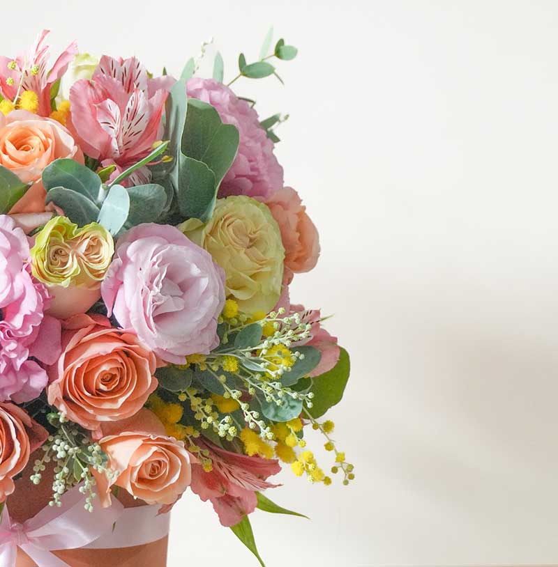 arreglo de flores en barro mexicano para enviar y celebraciones