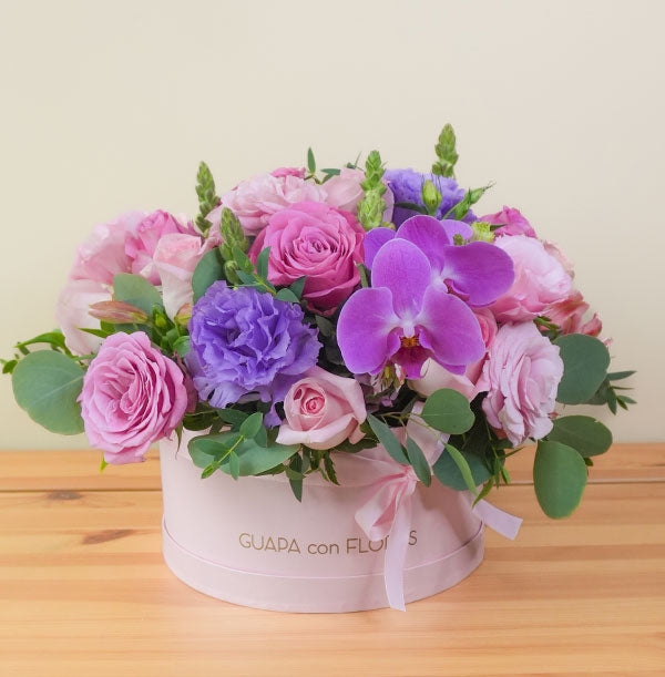 arreglo de flores elegantes en caja co  orquídeas