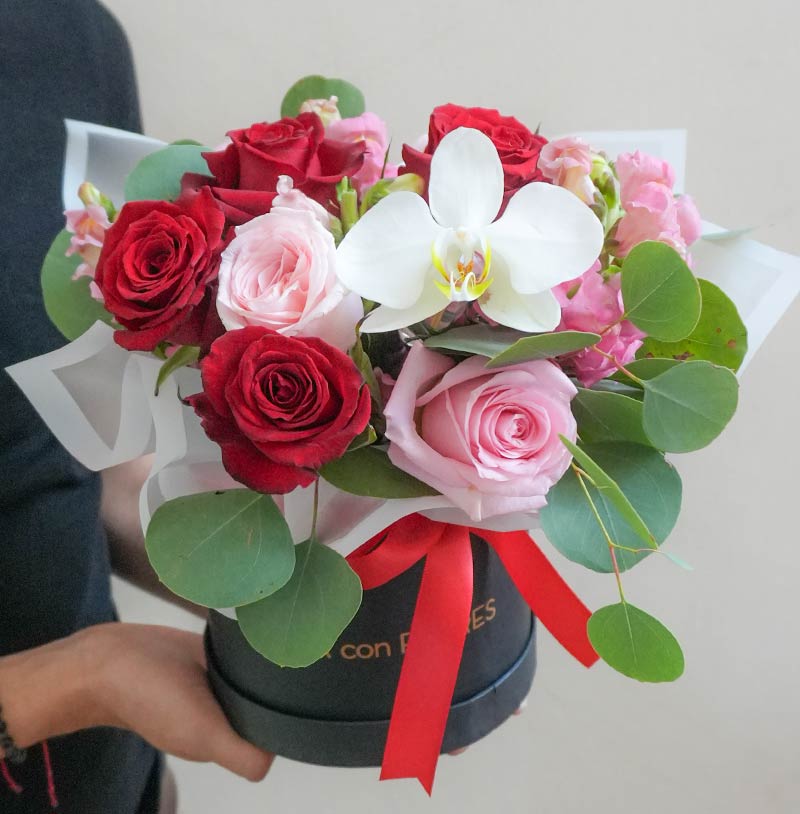 arreglo de flores con caja de rosas y flores de orquídea para enviar a domicilio