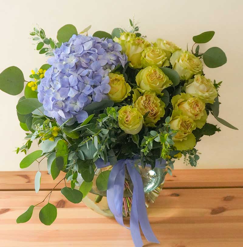 Brisa fresca - Arreglo de rosas de jardín Premium y hortensia