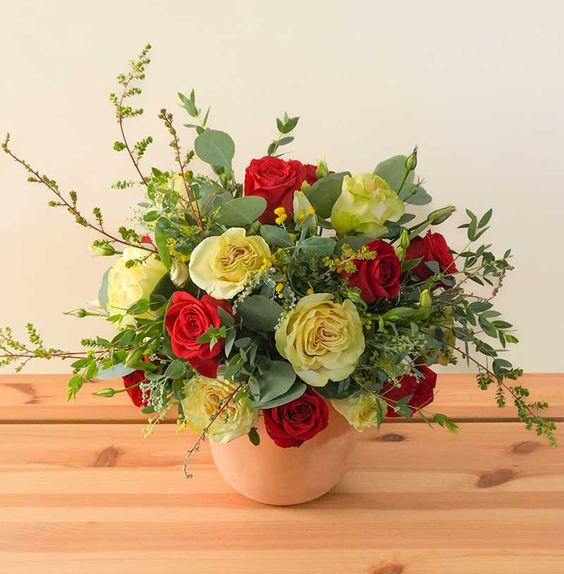 arreglo de rosas exoticas con follajes