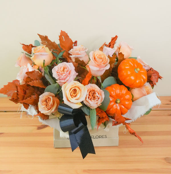 arreglo de flores otoñal con calabazas