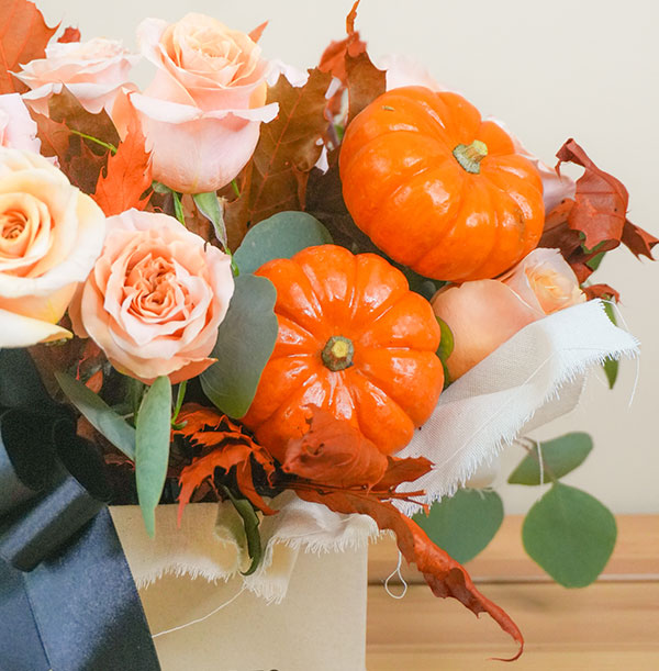 arreglo de flores con osas naranjas otoñal