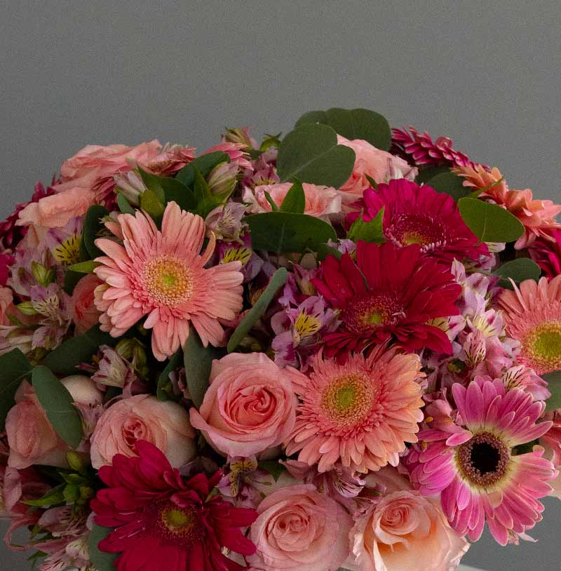 arreglo de gerberas con rosas en florero