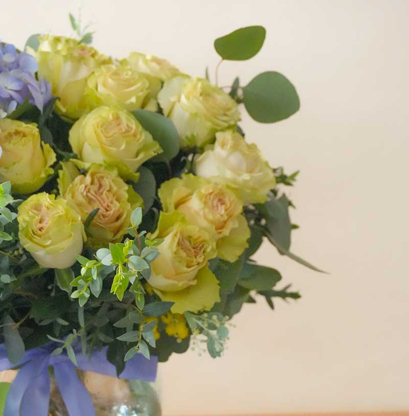 Brisa fresca - Arreglo de rosas de jardín Premium y hortensia