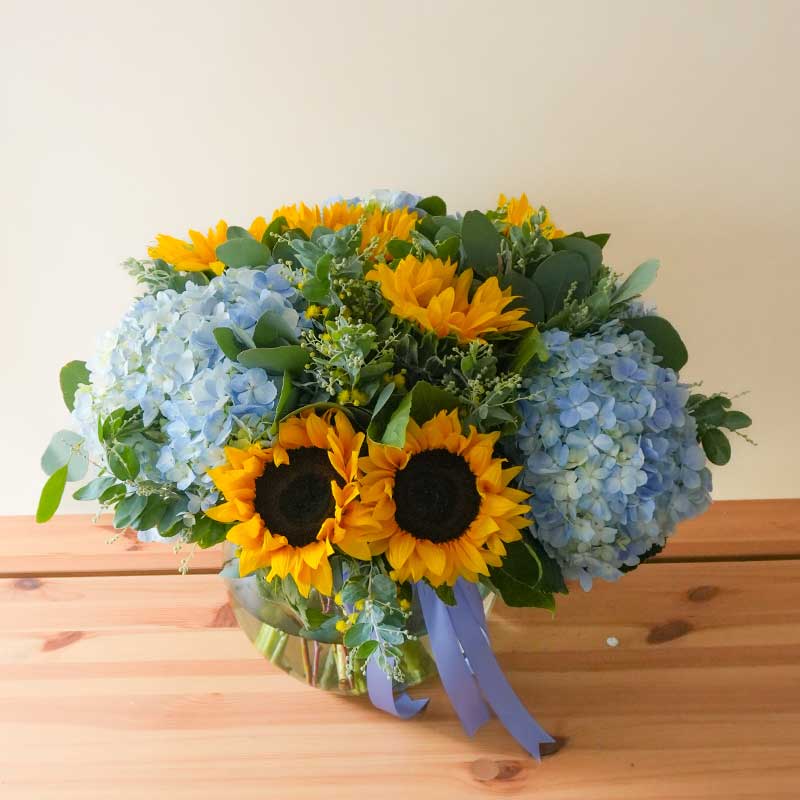 arreglo de flores de hortensias y girasoles para regalar