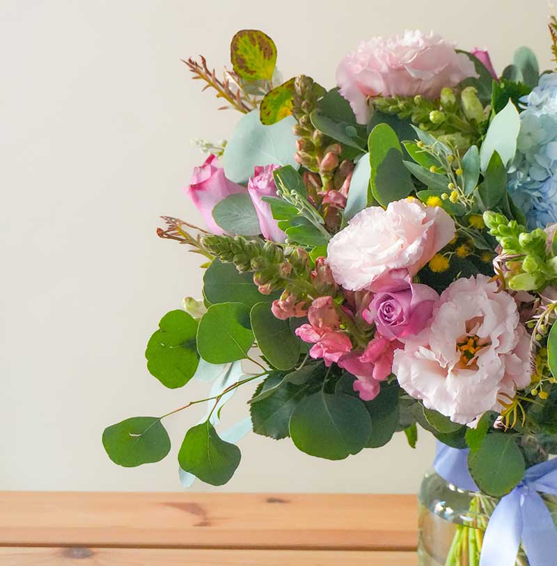 arreglo de hortensias con lisianthus y rosas