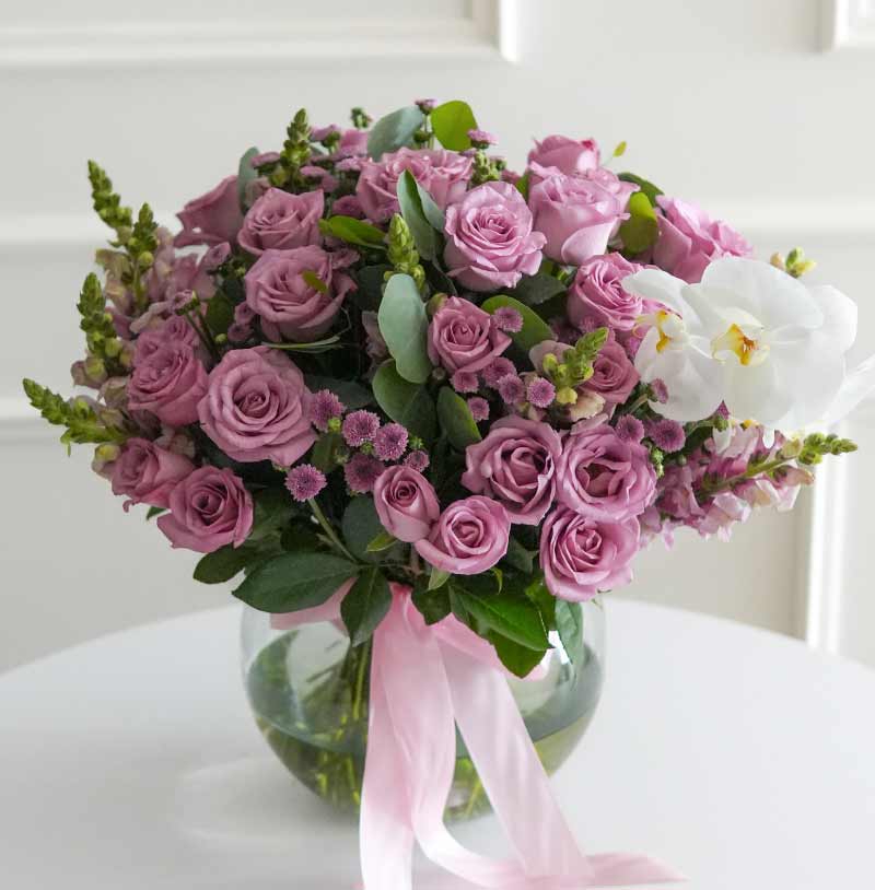 arreglo de rosas moradas con orquídea blanca para regalar y con envío