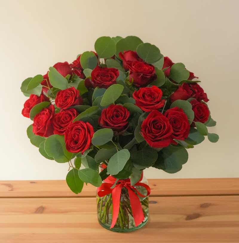 arreglo de 24 rosas rojas en florero de la mejor florería