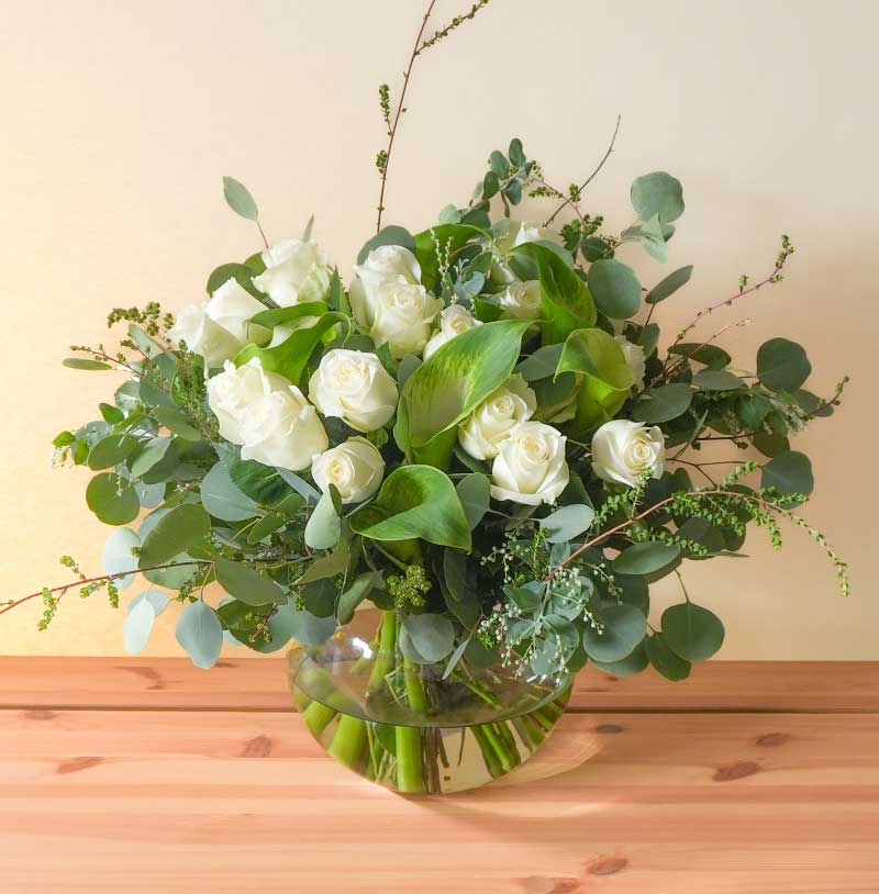 Arreglo de flores fresca mañana - Rosas blancas y calas verdes