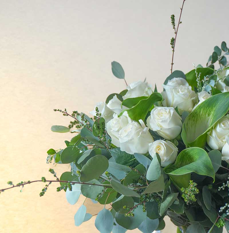 Arreglo de flores fresca mañana - Rosas blancas y calas verdes