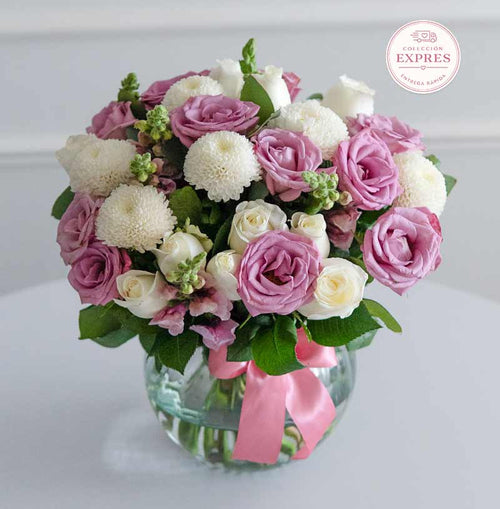 arreglo de rosas blancas y moradas para entrega a domicilio