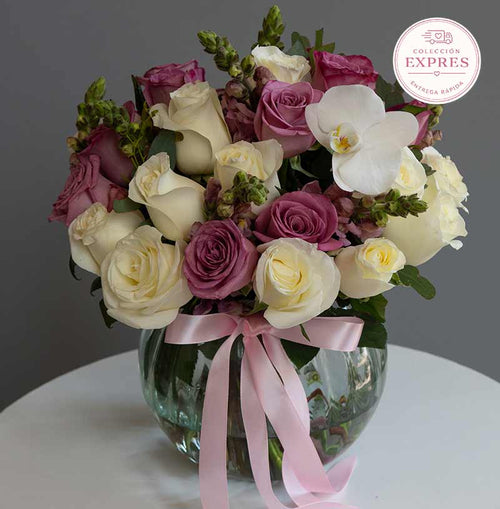 arreglo de rosas y anthirrinums en florero expres