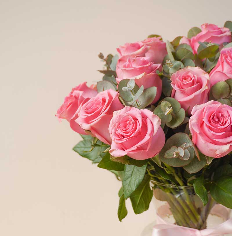 arreglo de rosas en florero para celebrar a mama