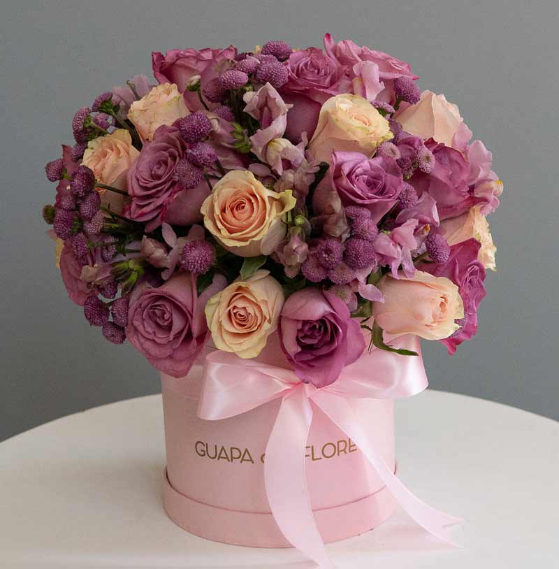 arreglo de rosas con flores de lujo en caja para entrega