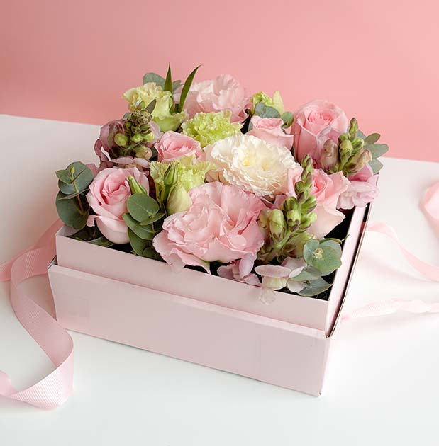 arreglo de rosas con flores en caja