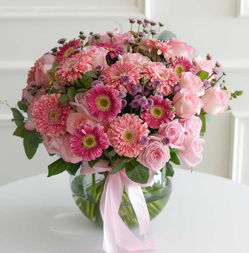 arreglo de rosas con gerberas en florero
